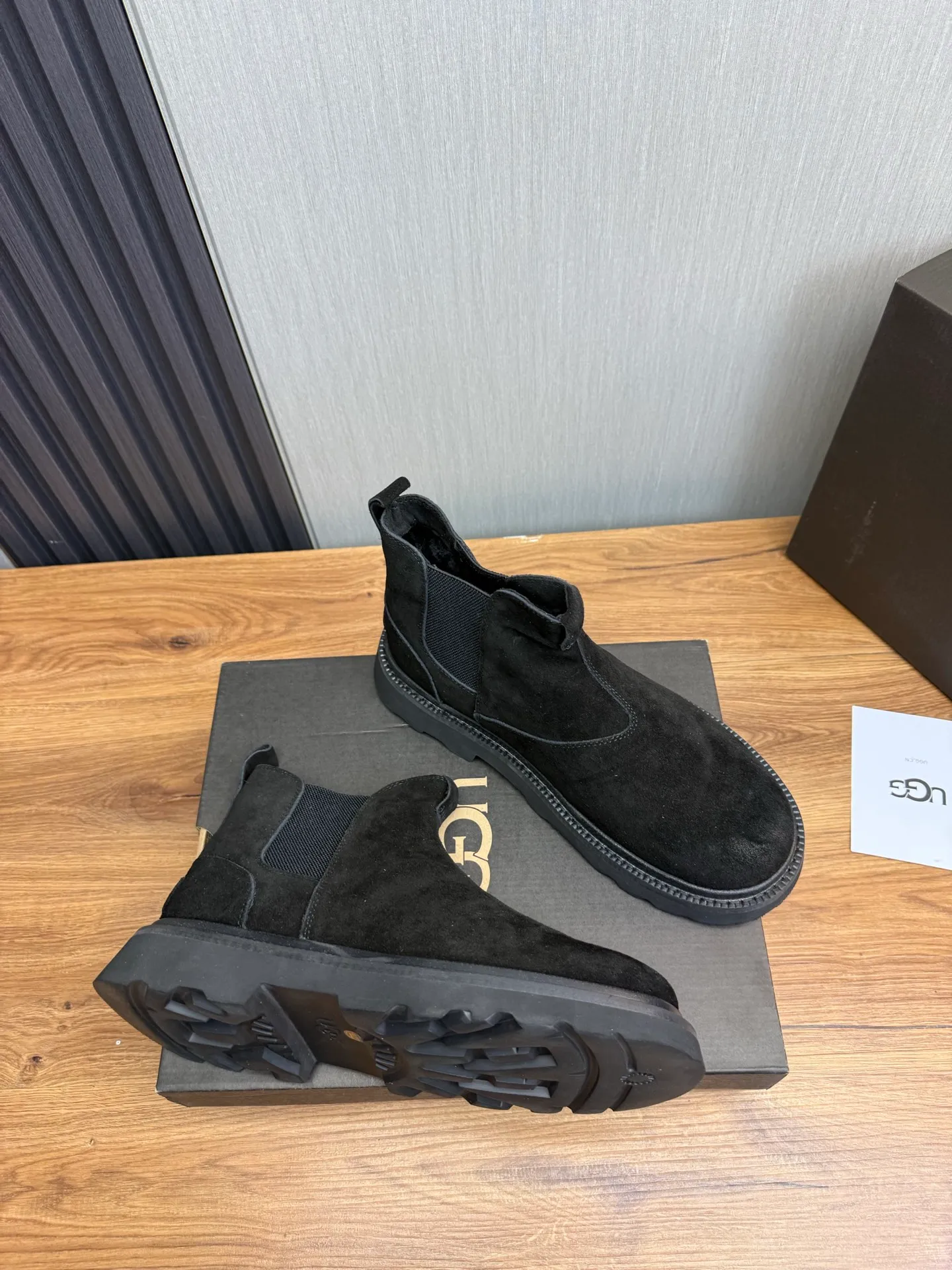 Men's shoes 💰600💰 New UGG fur integrated men's simple and fashionable snow boots. The most worth buying at the end of this year are warm casual shoes. Whether you are out and about at home, their comfortable and warm performance will be your most suitable fashion companion! The material is cowhide upper and imported wool is used inside. Warm and comfortable! The eva+ rubber patch outsole is cushioned, non-slip and wear-resistant, and has good elasticity. It is light and wear-resistant, comfortable and soft, and the new simple cut is more fashionable. It has both practicality and fashion sense, so you no longer have to worry about how to match it in winter, while still maintaining your fashionable taste. High-quality genuine wool. Look at the details for the material! Size: 39-40-41-42-43-44-44 sneaker size